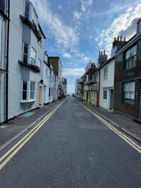 Great location - 100m from the sea!